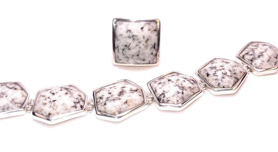 smykker av trondhjemsgranitt, størengranitt, trondhjemitt, smykker av norsk stein, armbånd laget av stein, norske bergarter, trondhjem, trøndelag, laget i norge, one of a kind smykker, statementsmykke, norsk smykkedesign, annegi eide