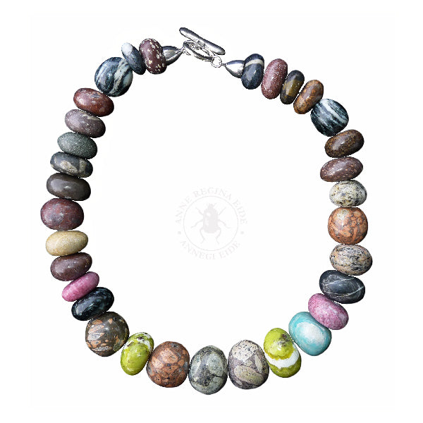 tøffe unike smykker, norsk smykkedesign, halskjede av stein, smykkekunst, smykker, gave til henne, kunsthåndverk, norwegian crafts, designsmykker, norway designs, laget av stein, halskjede, produkter av norsk stein, smykker av norske bergarter, vestfoldraet, laget av morenestein, stavern, made in norway, steinsmykke