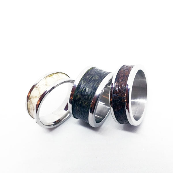 smykker av fiskeskinn, lakseskinn produkter, ringer av fiskeskinn, gave til fisker, smykker friluft elsker, alternativ forlovelses ring og giftering, gave fisker, unisex ring, maskunline smykker, herrering, smykker laget i Norge