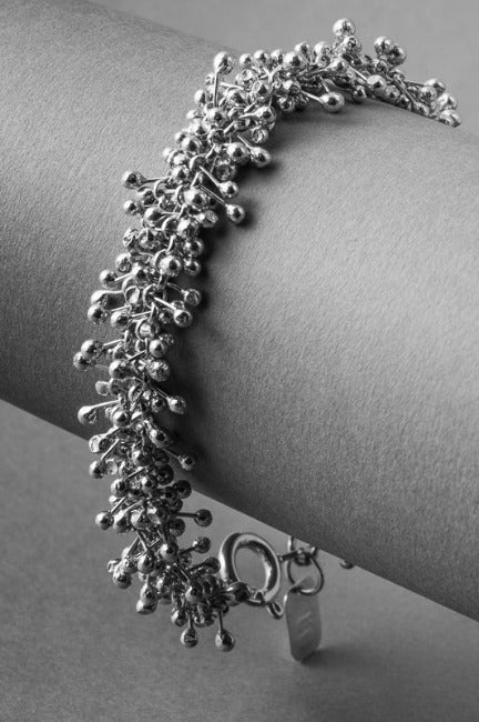 armbånd i sølv, sølvarmbånd, sølvsmykker, elegante smykker, norsk smykkekunstner, norsk smykkekunst, gullsmed vestfold og norge