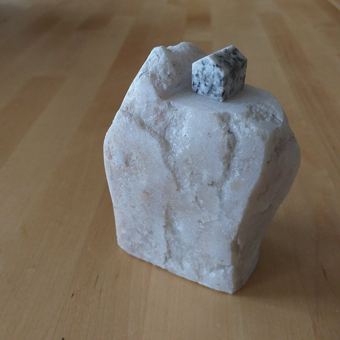 carrara marmor, der ingen skulle tru at nokon kunne bu, skulptur av stein, objekt av stein, Annegi Eide