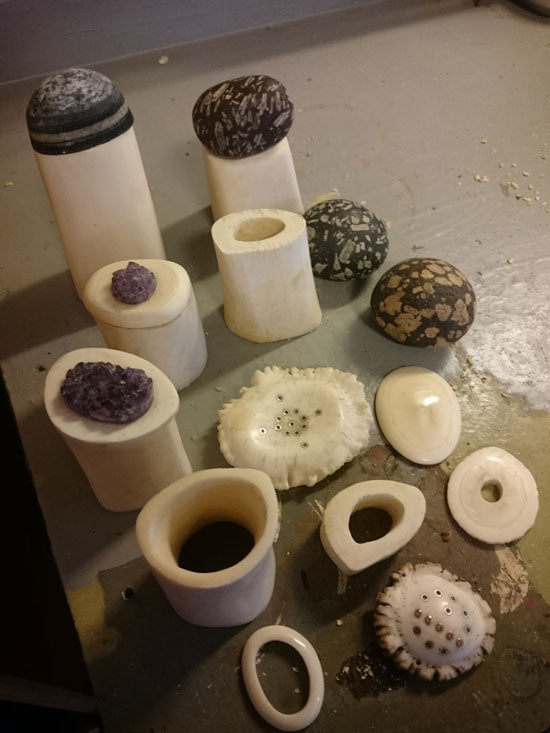 produkter av naturmaterialer, rombeporfyr, eghorn, gevir