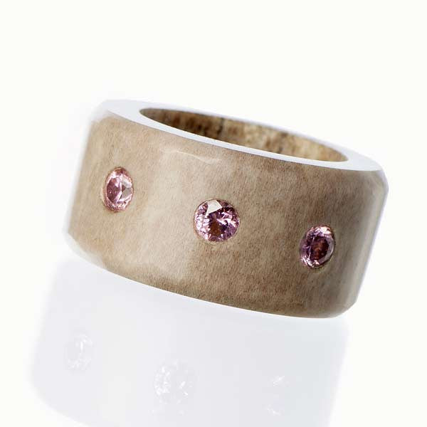 Annegi Eide, norsk smykkedesign, smykker, ringer, ring, reinsdyrhorn, ring av reinsdyrgevir, unika smykker, statement ring
