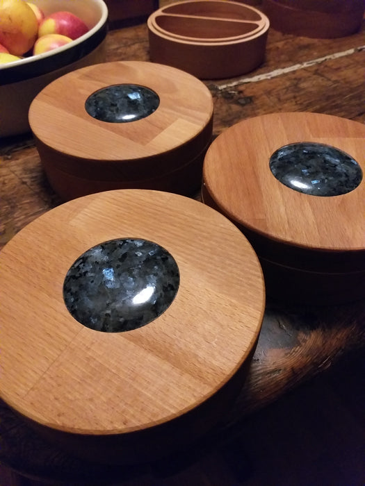 Annegi Eide, boks, skrin, smykkeskrin, oppbevaring kjøkken, arkitektur, larvikitt, design med larvikitt, lundhs blue, lundhs emerald pearl, larvik, larvikskunstner, norskprodusert, norwegianmade, osloriften, norway designs, souvenirer laget i norge, produkter av larvikitt
