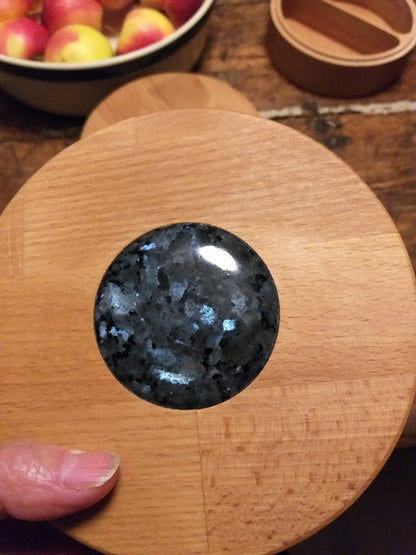 Produkter av larvikitt, Larvik, smykkeskrin, norges nasjonalbergart, osloriften, jubileumsgave, unik interiørdesign, norsk design, kortreist design, made in norway, souvenir fra larvik
